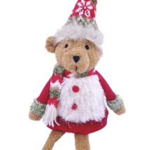 Plüschbär als Weihnachtsdekoration mit rotem Strickpullover, Schal und Mütze.