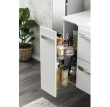 Organisierter weißer Badezimmer-Auszugschrank mit zweistufigem Metall-Drahtkorb und Pflegeprodukten in einem hellen Badezimmer.