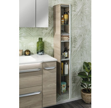 Modernes Badezimmer mit Waschtischunterschrank in Holzoptik, Spiegelschrank und offenem Hochschrank vor einer Tapete mit Blattmuster.