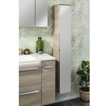 Moderner Badezimmer-Hochschrank mit Spiegeltür und Korpus in Holzoptik neben einem Waschtischunterschrank und Spiegelschrank.