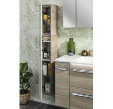 Modernes Badezimmer mit offenem Hochschrank in Holzoptik, Waschtischunterschrank und Spiegelschrank vor botanischer Tapete.
