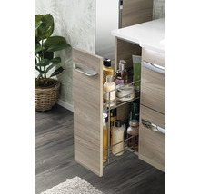 Offener Badezimmerunterschrank mit Auszug in Holzoptik, zweistöckiger Metallkorb gefüllt mit Pflegeprodukten, moderne Badmöbel.