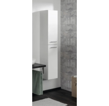 Wandhängender Bad-Hochschrank in Weiß mit zwei Türen und silberfarbenen Griffen in einem modernen Badezimmer.