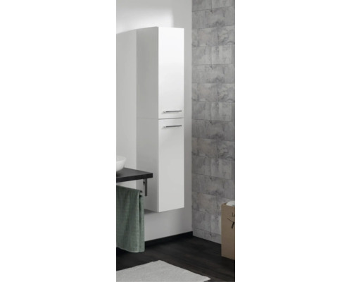 Wandhängender Bad-Hochschrank in Weiß mit zwei Türen und silberfarbenen Griffen in einem modernen Badezimmer.