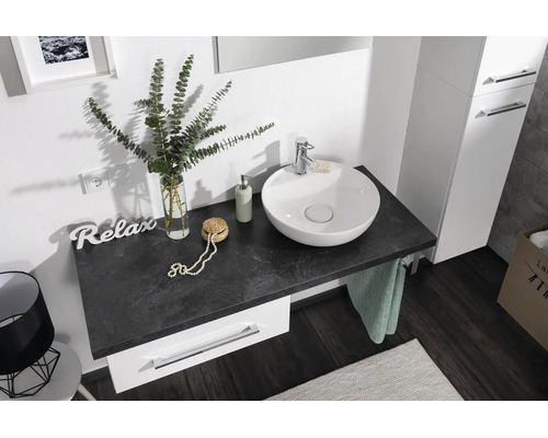 Modernes Badezimmer mit weißem Aufsatzwaschbecken auf einer dunklen Arbeitsplatte in Steinoptik und weißem Waschtischunterschrank.