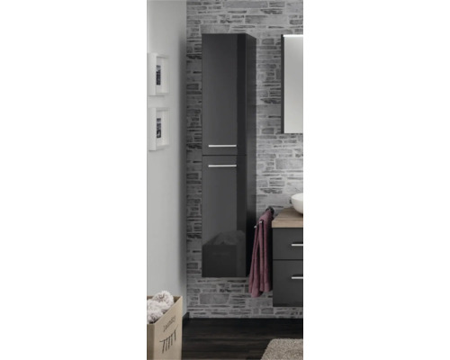 Moderner Bad-Hochschrank in Hochglanz-Optik mit zwei Türen und silbernen Griffstangen vor einer Wand in Steinoptik.
