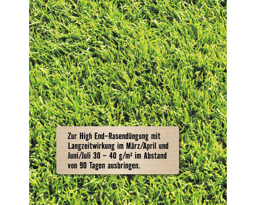 Dicht gewachsener Rasen mit Anwendungshinweisen für Dünger: 30 bis 40 Gramm pro Quadratmeter im März, April, Juni und Juli alle 90 Tage ausbringen.