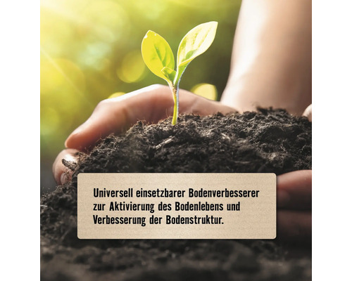 Hände halten dunkle Erde mit einem Keimling, Text beschreibt universellen Bodenverbesserer zur Aktivierung des Bodenlebens.