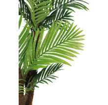Künstliche Palme mit fächerförmigen Palmwedeln und strukturiertem Stamm.