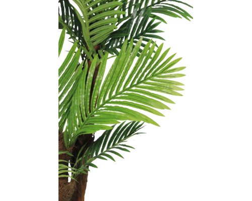 Künstliche Palme mit fächerförmigen Palmwedeln und strukturiertem Stamm.