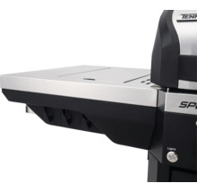 Seitenablage eines Tenneker Gasgrills mit integriertem Seitenbrenner und Besteckhaken.