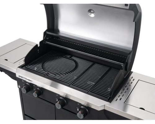 Geöffneter Spectra Gasgrill mit gusseisernen Grillrosten inklusive kreisförmigem Einsatz, Warmhalterost und vier Drehreglern.