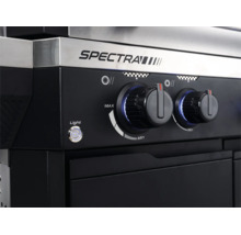 Detailansicht der Bedienleiste eines Tenneker Spectra Gasgrills mit Spectra Logo, beleuchteten Drehreglern und Lichttaste.