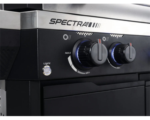 Detailansicht der Bedienleiste eines Tenneker Spectra Gasgrills mit Spectra Logo, beleuchteten Drehreglern und Lichttaste.