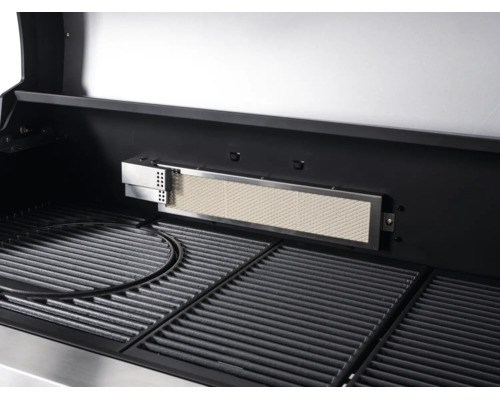 Gasgrill-Innenansicht mit Infrarot-Heckbrenner und gusseisernen Grillrosten.