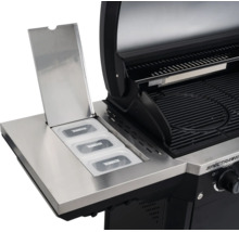 Tenneker Gasgrill Spectra mit Edelstahl-Seitenablage und integriertem Aufbewahrungsfach für drei Behälter mit Tenneker Logo.