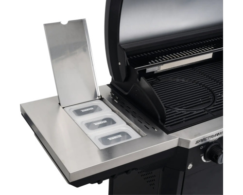 Tenneker Gasgrill Spectra mit Edelstahl-Seitenablage und integriertem Aufbewahrungsfach für drei Behälter mit Tenneker Logo.