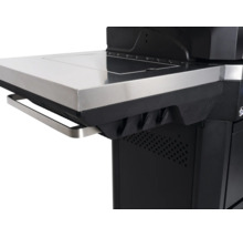Seitentisch eines Gasgrills aus Edelstahl mit integrierten Besteckhaken und einem Handtuchhalter.