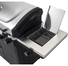 Gasgrill mit offenem Seitenbrenner auf der Edelstahl-Seitenablage und einem schwarzen Rost.