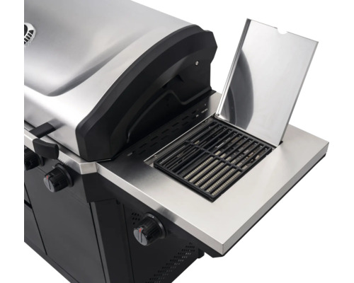 Gasgrill mit offenem Seitenbrenner auf der Edelstahl-Seitenablage und einem schwarzen Rost.