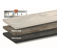 Drei übereinander gestapelte Platten in den Dekoren Beton Light, Nature Oak und Dark Stone mit einer Skala zur Anzeige der Materialstärke.