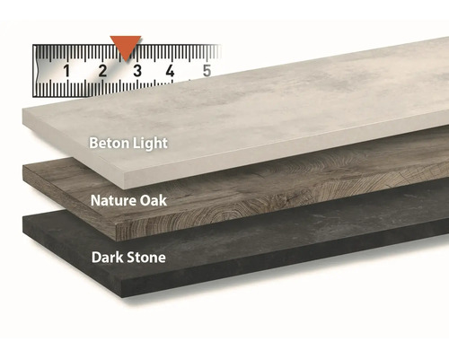 Drei übereinander gestapelte Platten in den Dekoren Beton Light, Nature Oak und Dark Stone mit einer Skala zur Anzeige der Materialstärke.