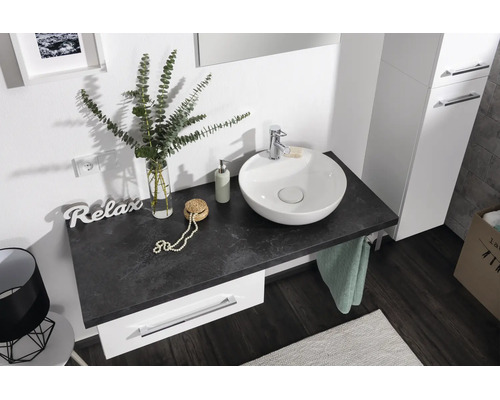 Modernes Badezimmer Set mit weißem Aufsatzwaschbecken, dunkler Waschtischplatte in Steinoptik und weißem Unterschrank.
