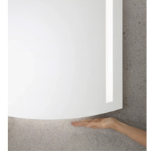 Badspiegel mit integrierter LED-Beleuchtung und Sensorsteuerung an der Unterseite für berührungslose Bedienung.