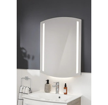 Badezimmerspiegel mit LED-Beleuchtung an den Seiten und unten, gewölbte Form, montiert über einem Waschbecken in einem modernen Badezimmer.