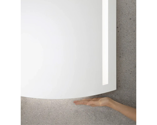 Badspiegel mit integrierter LED-Beleuchtung und Sensorsteuerung an der Unterseite für berührungslose Bedienung.