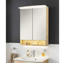 Spiegelschrank mit LED-Beleuchtung in Eichen-Optik über einem weißen Waschbecken in einem modernen Badezimmer.