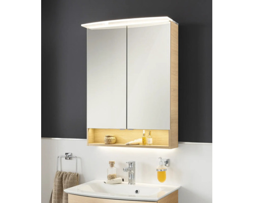 Spiegelschrank mit LED-Beleuchtung in Eichen-Optik über einem weißen Waschbecken in einem modernen Badezimmer.
