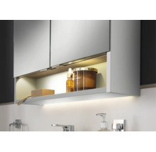 Moderner Badezimmer-Spiegelschrank mit Spiegeltüren, beleuchtetem offenem Fach und integrierter Beleuchtung an der Unterseite, hell und organisiert.