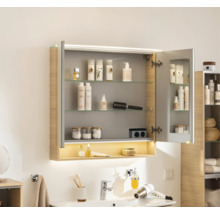 Badezimmer-Spiegelschrank mit LED-Beleuchtung, offenem Ablagefach, Glasböden und Seitenwänden in Holzdekor.