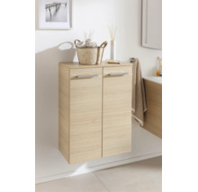 Hängender Badschrank in Eiche-Dekor mit zwei Türen und silbernen Griffen in einem hellen Badezimmer.