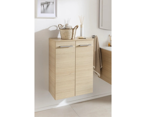 Hängender Badschrank in Eiche-Dekor mit zwei Türen und silbernen Griffen in einem hellen Badezimmer.