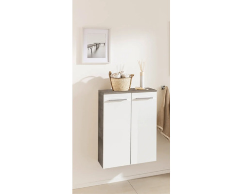 Moderner Badschrank mit zwei weißen Türen, Korpus in Grau und silbernen Griffen in einem hellen, organisierten Badezimmer.