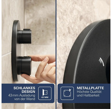 Schwarze Unterputz-Duscharmatur mit flachem Design, 43 Millimeter Ausladung und einer robusten Metallplatte.