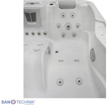 Innenansicht eines Whirlpools mit Massagedüsen, Kopfstütze, integrierten Lautsprechern und ergonomischer Formgebung.