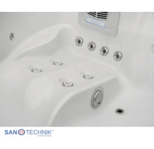 Innenansicht eines Whirlpools mit Massagejets, Ansaugvorrichtung und Abfluss. San Technik International Logo.
