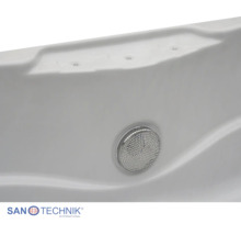 Weiße Badewanne mit runder, gelochter Metallabdeckung und Sanotechnik International Logo.