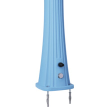 Unterer Teil einer blauen Solardusche mit vertikalen Rillen, Wasseranschluss, Ablassschraube und Bodenbefestigung.