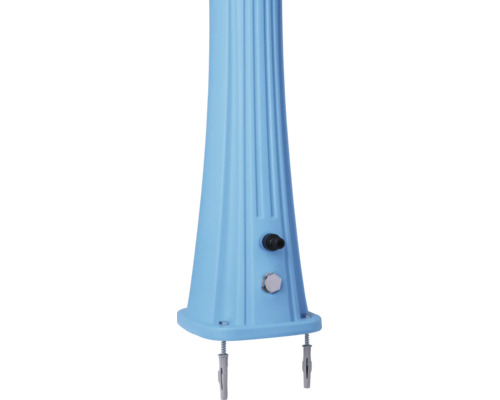 Unterer Teil einer blauen Solardusche mit vertikalen Rillen, Wasseranschluss, Ablassschraube und Bodenbefestigung.