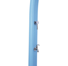 Blaue Solardusche mit Einhebelmischer und Fußhahn aus verchromtem Metall.
