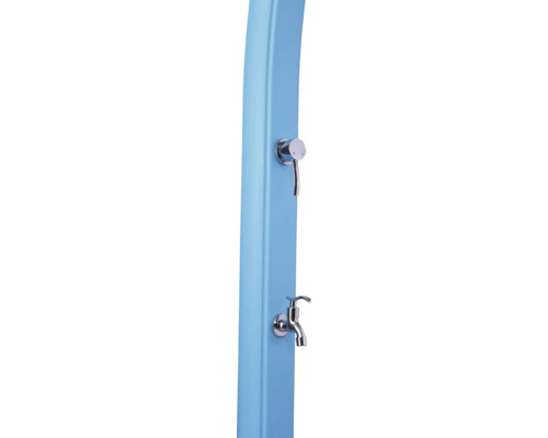 Blaue Solardusche mit Einhebelmischer und Fußhahn aus verchromtem Metall.