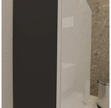 Moderne Badezimmer-Seitenwand in Anthrazit und Weiß neben einer strukturierten Steinwand.