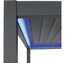 Nahaufnahme einer anthrazitfarbenen Pergola mit Lamellendach und integrierter blauer LED-Beleuchtung.