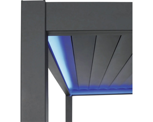 Nahaufnahme einer anthrazitfarbenen Pergola mit Lamellendach und integrierter blauer LED-Beleuchtung.