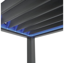 Nahaufnahme einer Pergola mit verstellbaren Lamellen und integrierter LED-Beleuchtung am Rahmen.