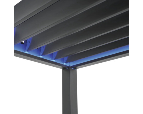 Nahaufnahme einer Pergola mit verstellbaren Lamellen und integrierter LED-Beleuchtung am Rahmen.